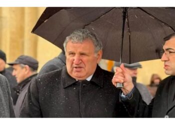 İsa Həbibbəyli bu şəxsin çətiri altına giribmiş — FOTO