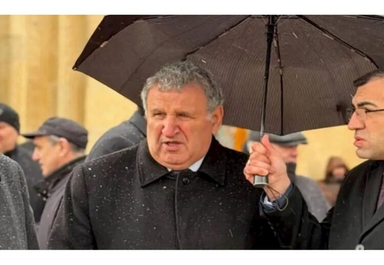 İsa Həbibbəyli bu şəxsin çətiri altına giribmiş — FOTO